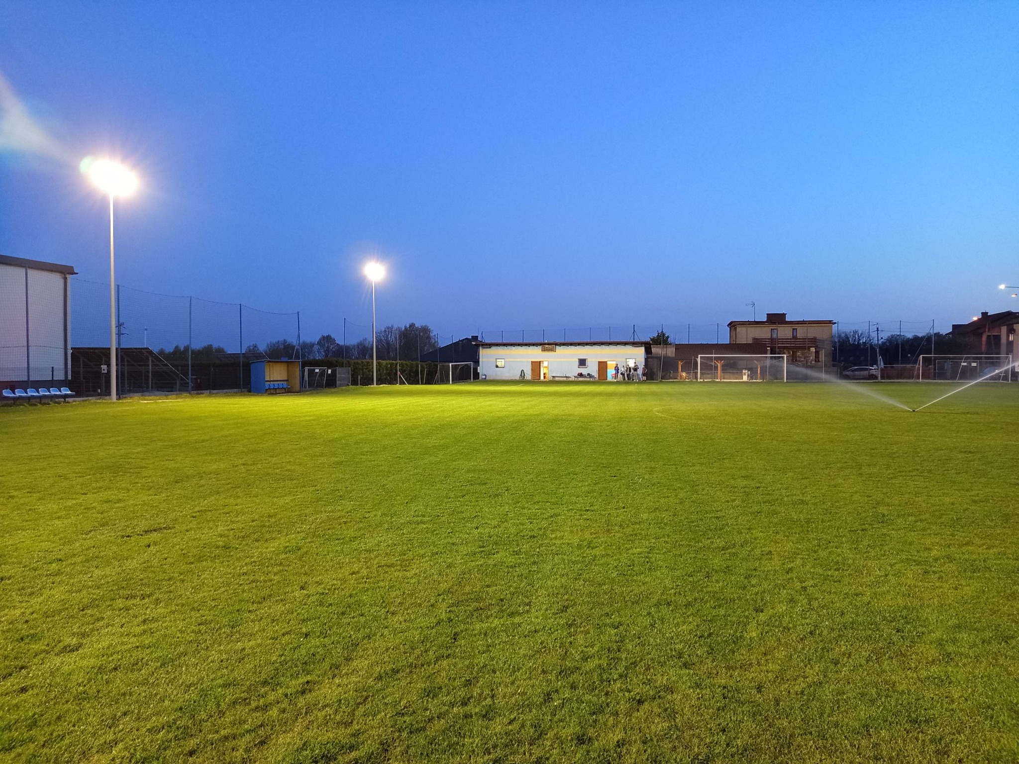 Murawa boiska o zmierzchu