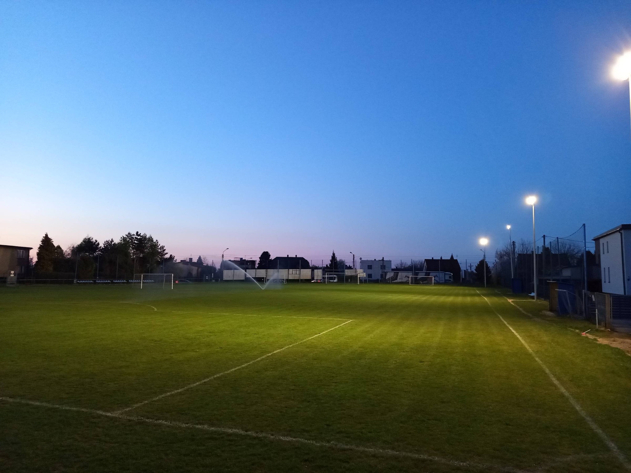 Boisko K.S. 25 Kokoszyce z wieczornym oświetleniem