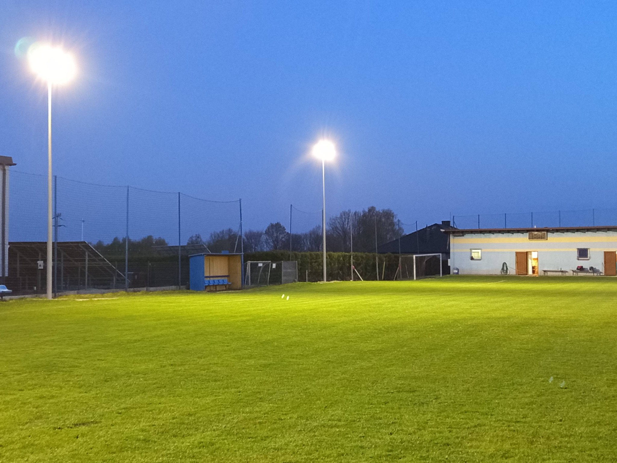 Panorama boiska z oświetleniem wieczornym