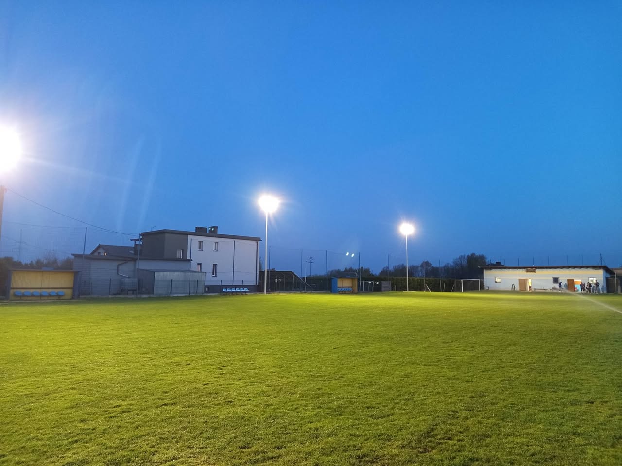 Boisko po zmroku z reflektorami